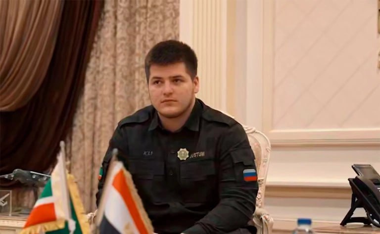 17-летнего Адама Кадырова, сына главы Чечни, местные СМИ начали называть новым секретарём Совбеза республики. Официального указа об этом не публиковалось. На сайте ведомства руководителем по-прежнему значится его двоюродный брат Хамзат Кадыров. Это уже третья высокая должность Адама: ранее он стал куратором МВД и возглавлял службу безопасности отца.