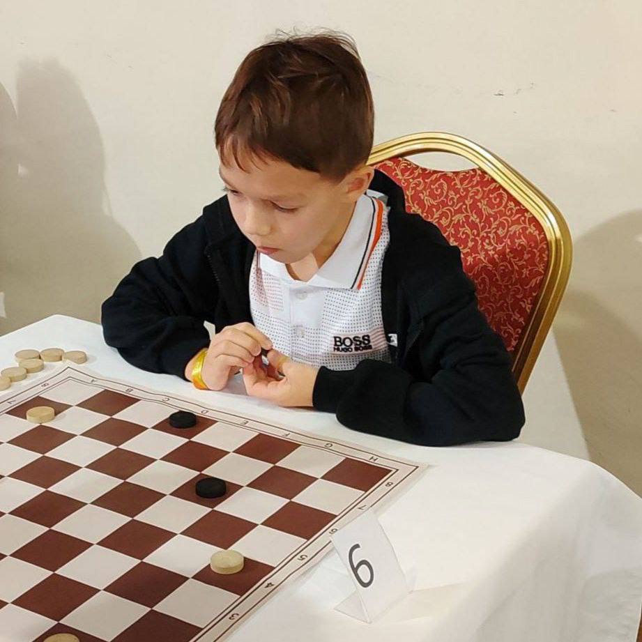 Султан Канюкаев призер первенства мира по шашкам В Турции завершились чемпионат и первенство мира по русским шашкам В классической программе среди юношей до 11 лет бронзовым призером стал самарский спортсмен Султан Канюкаев Также в копилке самарских спортсменов на этих соревнованиях две бронзы первенства и золото и серебро чемпионата мира