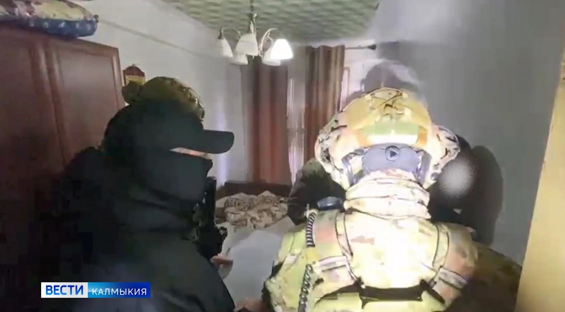 В Калмыкии задержаны двое участников террористического сообщества Cотрудники регионального УФСБ совместно с главным следственным управлением СК России по СКФО задержали двух активных членов «джамаата», ранее отбывавших наказание в колонии ИК-2 Калмыкии. Они привлечены в качестве обвиняемых по делу о создании и участии в террористическом сообществе. По версии следствия, в период нахождения в ИК-2 фигуранты склоняли других осужденных к участию в террористической деятельности. Быть в курсе Прислать новость