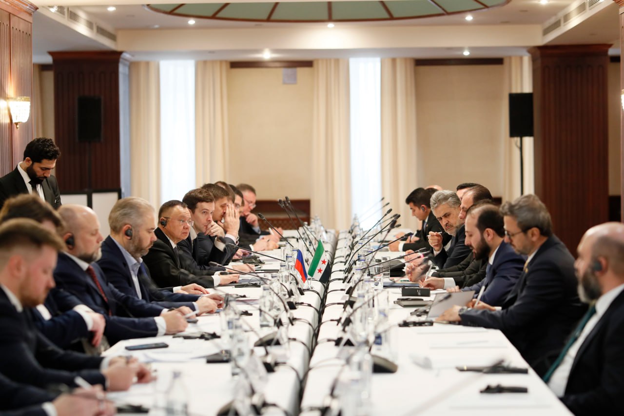 В Москве состоялось заседание Постоянной российско сирийской комиссии по торгово экономическому и научно техническому сотрудничеству Заседание комиссии прошло под председательством министра строительства и ЖКХ РФ Ирека Файзуллина и главы администрации Президента Сирии Махера Шараа Сегодня мы провели первое заседание межправительственной комиссии в новом составе с сирийской стороны Это важный шаг для перезапуска всего комплекса российско сирийских отношений в новых условиях планы по развитию которого были подтверждены на встрече президентов наших стран в октябре этого года отметил Ирек Файзуллин  Особое внимание в рамках переговоров было уделено вопросам медицины культуры транспорта образования энергетики спорта сельского хозяйства Страны имеют значительный торговый потенциал Увеличение товарооборота является одним из приоритетных направлений развития двусторонних отношений  Промышленные российские компании готовы рассмотреть возможность регулярных поставок в Сирию востребованных видов металлопродукции продукции лесопромышленного комплекса минеральных удобрений и фармацевтической продукции Подписаться на Правительство России в Telegram Читать нас в MAX