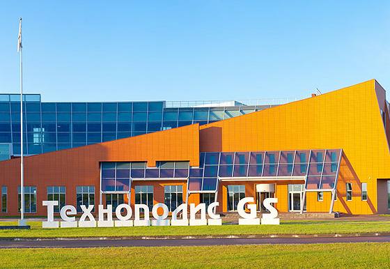 В России освоили корпусирование микросхем мирового уровня Производитель GS Nanotech закорпусировал опытную партию микросхем для Malt System. Как подчеркнули в холдинге GS Group, это первый в стране опыт сборки микросхем такой сложности. Для того, чтобы выполнить корпусирование такого уровня, специалисты GS Nanotech в партнерстве с заказчиком разработали специальную подложку, состоящую из 26 слоев, а также технологию установки восьми кристаллов в один корпус методом flip-chip с дополнительным монтажом более 200 SMD-компонентов. Выход годных опытной партии составил 100%. Обе компании намерены продолжить сотрудничество. Разработка, тестирование и все технологические операции осуществлялись на базе GS Nanotech в городе Гусеве Калининградской области.