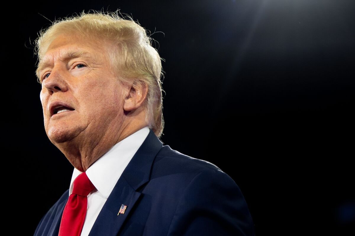 Цены на медь взлетели после заявления Трампа о 50% пошлине Президент США Дональд Трамп объявил о введении 50-процентной пошлины на импорт меди. Также он напомнил о планируемых пошлинах на ввоз полупроводников и медикаментов, которые вскоре вступят в силу. На фоне этих заявлений цены на медь в Нью-Йорке выросли на 10,87%, до $5,6 за фунт, временно достигнув исторического максимума в $5,88.
