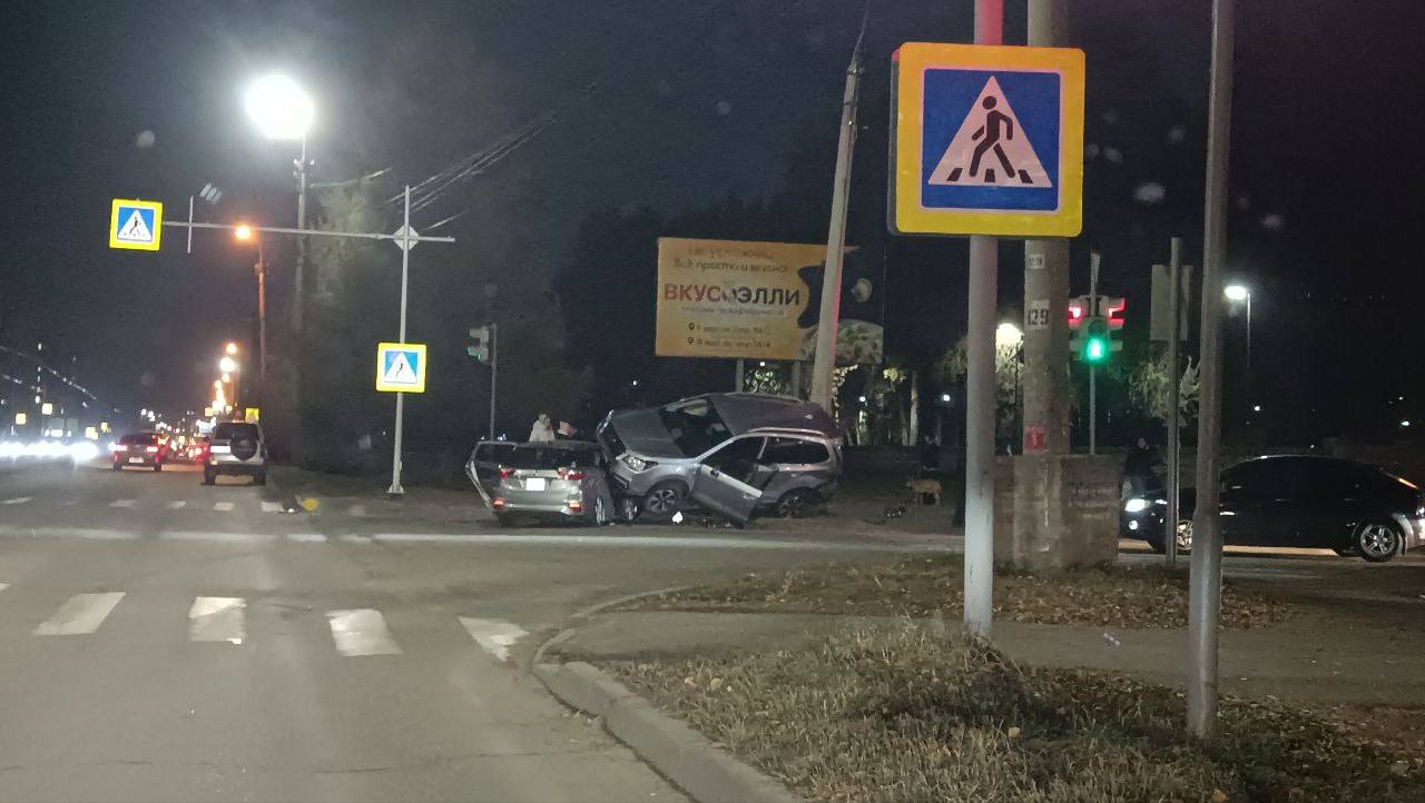 В Ангарске в аварии пострадали два человека Серьезное ДТП произошло вечером 25 октября на пересечении улиц Коминтерна и Блудова Об этом КП Иркутск сообщили в региональной Госавтоинспекции Автомобиль Honda Shuttle двигался по улице Коминтерна на зеленый сигнал светофора В этот момент со встречного направления на перекрестке поворачивал Subaru Forester который тоже ехал на зеленый уточнили в пресс службе полиции Водитель Subaru не предоставила преимущество Honda в результате машины столкнулись 44 летняя женщина которая была за рулем первой иномарки получила ушибы Инспекторы установили что оба автомобилиста были пристегнуты ремнями безопасности