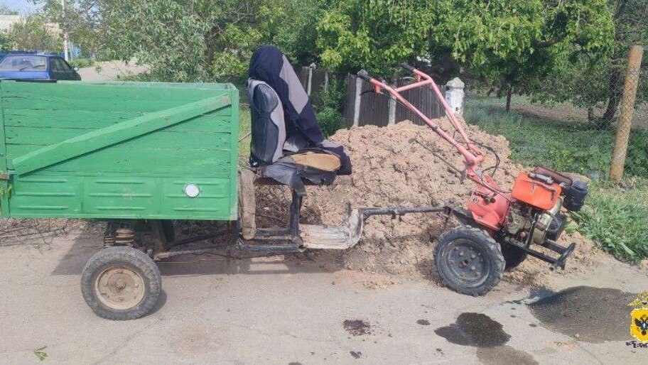 Житель Алексеевки перевернулся на мотоблоке и был доставлен в больницу «45-летний местный житель, не имеющий права управления транспортными средствами, управляя мотоблоком „Зубр“ с прицепом, двигаясь по ул. Азовской в с. Алексеевка Генического муниципального округа, не выбрал безопасную скорость движения, в результате чего не справился с управлением и допустил выезд за пределы проезжей части с последующим опрокидыванием», —сообщили в ГУ МВД России по Херсонской области. Фото: телеграм-канал ГУ МВД России по Херсонской области. , VK и ОК и читайте новости на нашем сайте