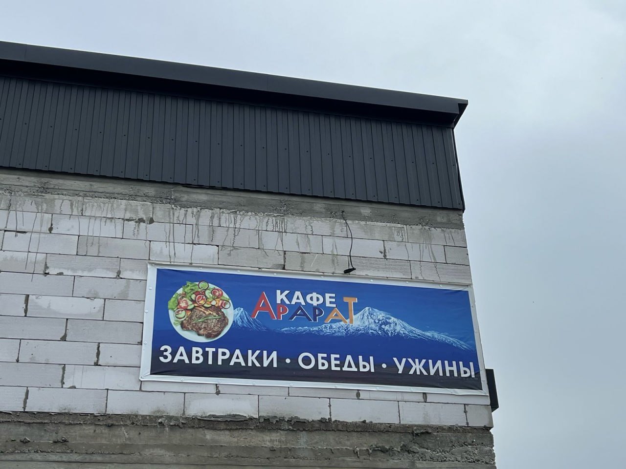 Несанкционированная торговля, размещение тары с мусором вне контейнерной площадки, парковка автотранспортных средств на газоне, а также нарушения Правил благоустройства города. Эти и другие нарушения ежедневно фиксируют специалисты Управления по контролю за городским хозяйством АМС г.Владикавказа. Рейды проходят в разных районах города. С 1 по 6 мая зафиксировано 37 фактов нарушения закона РСО-Алания от 17.11.2014 №43 РЗ на территории муниципального образования. Нарушители размещали автомобили на газонах и территориях, занятых зелеными насаждениями. В отношении них составлены протоколы об административных правонарушениях. Кроме того, составлено 27 протоколов за торговлю в неустановленных органами местного самоуправления местах. В целях пресечения складирования бытовых отходов проводится инспектирование территории. По ул.Маркуса,56, составлен протокол за размещения бытовых отходов вне контейнерной площадки. Кроме того, ежедневно специалисты Управления осматривали городские территории на предмет соблюдения гражданами и организациями действующих в городе Правил благоустройства. Так, по ул. Интернациональная, 43 «А» и Маркова, 49 «А» выявлены факты невосстановления элементов благоустройства асфальтового полотна . В отношении правонарушителей составлен 1 протокол и направлен 1 административный вызов для принятия мер. В том числе обращали внимание на нарушения требований к установке информационных конструкций вывесок . По данной статье составлено 8 протоколов. Работа по выявлению нарушений и наведению порядка на территории муниципального образования г.Владикавказ будет продолжена.