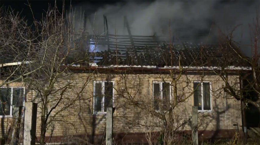 Пенсионер погиб при пожаре жилого дома в Калинковичах Сообщение о том что горит жилой дом на ул Толстого поступило накануне в 18 58 По прибытии к месту вызова подразделения МЧС происходило открытое горение кровли дома Продолжение на сайте районной газеты