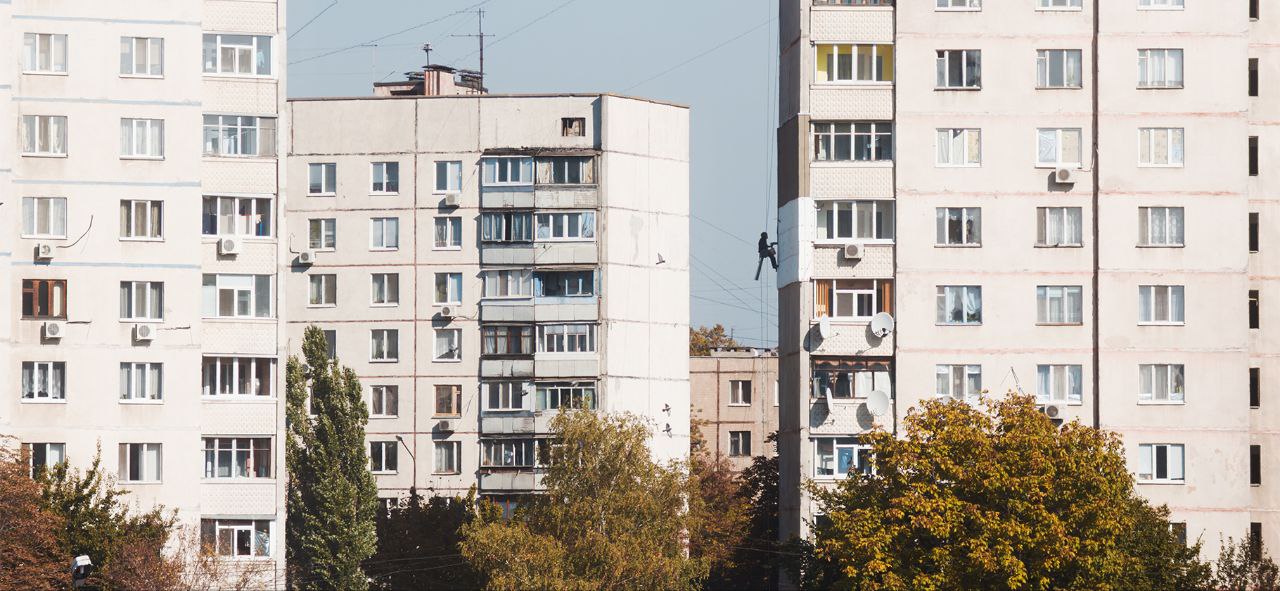 Изменяется перечень услуг, необходимых для содержания многоквартирных домов    Минстрой РФ подготовил Проект изменений в Постановление Правительства РФ от 03.04.2013 N 290 «О минимальном перечне…».    В чем суть  Вносятся изменения в Минимальный перечень работ и услуг по содержанию МКД, утвержденный ПП РФ № 290.   Они касаются:     контроля качества горячего водоснабжения;  техдокументации на индивидуальные тепловые пункты;  некоторых технических мероприятий в отношении индивидуальных тепловых пунктов и системы горячего водоснабжения.     Приведен перечень работ и услуг, которые будут включены работы по содержанию общего имущества МКД.   Среди них:     обеспечение МКД проектно-технической документацией на ИТП в МКД или ее восстановление;    проверка работоспособности оборудования, предусмотренного такой документацией;    выполнение наладочных и ремонтно-восстановительных работ на таком оборудовании;    регулировка, настройка и техобслуживание общедомовых приборов учета;   техобслуживание: насосов, запорной арматуры, контрольно-измерительных приборов, автоматических регуляторов температуры системы ГВС;    гидравлическая наладка отопления и горячего водоснабжения;    приведение параметров тепловой изоляции на трубопроводах системы горячего водоснабжения в соответствие с требованиями документации;    устранение нарушений проектных решений.   Постановление должно вступить в силу 1 марта 2026 года.