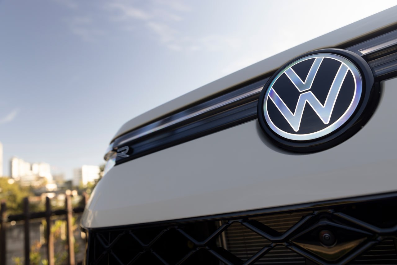 Немецкий экономист предрёк возможный крах концернам BMW Mercedes Benz и Volkswagen Пессимистичный прогноз сделал глава Института мировой экономики в Киле Мориц Шулярик По его словам эти компании могут прекратить своё существование в их нынешнем виде к 2030 году если серьёзно не поменяют подход к работе По мнению эксперта индустрия переживает революцию автомобиль превращается в цифровую услугу а выживание брендов теперь зависит от развития собственного софта в чём немцы сейчас заметно отстают от Китая Главная проблема гигантов консервативная бизнес модель и тяжёлое наследие прошлого мешающее гибкости В качестве примера удачной адаптации Шулярик приводит путь Volvo шведская марка переродилась перейдя под контроль Geely Экономист допускает что немецкие бренды могут повторить этот сценарий чтобы сохранить позиции на рынке Журнал Авто ру online