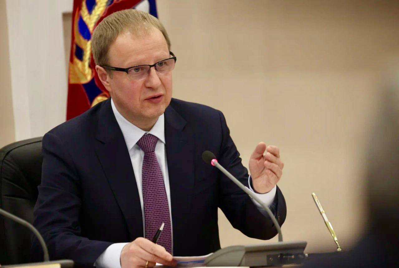 Очень динамично прошло совещание, в рамках которого сегодня мы вместе с сенаторами Совета Федерации РФ Андреем Клишасом и Андреем Шевченко обсудили ход реализации конкретных проектов в Алтайском крае, поддержанных верхней палатой федерального парламента. По некоторым проектам, которые были зафиксированы в соответствующем постановлении Совфеда о поддержке развития нашего края, есть понятное движение. Строится школа на 1100 мест в Барнауле, также в хорошей стадии проработки вопрос о возведении школы искусств в столице края. Продолжается капремонт инфекционного корпуса краевой детской больницы. При этом решение некоторых вопросов — в том числе в силу их сложности — идет медленнее. Благодарен, что сегодня к нашему совещанию по ВКС также подключались представители федерального правительства уровне заместителей министра, чтобы вместе определить дальнейший порядок действий в проработке наших проектов. Речь идет и о строительстве школы в Камне-на-Оби, и о некоторых медучреждениях — в частности, о строительстве нового корпуса для краевой больницы скорой помощи и нового хирургического корпуса для нашего онкологического диспансера. Также держим на повестке дня вопрос о необходимости строительства жилья в сельской местности для сотрудников социальной сферы. Это важнейшая мера поддержки. В том числе с учетом нашей работы по привлечению специалистов для работы в небольших населенных пунктах. Со стороны правительства Алтайского края мы готовы использовать каждую копейку для решения этих и других значимых для жителей нашего региона задач. Работа по всем обозначенным проектам и направлениям продолжается вместе с федеральными органами власти: и с парламентом, и с правительством. В том числе для подготовки вопросов на рассмотрение Президента РФ и председателя правительства РФ.