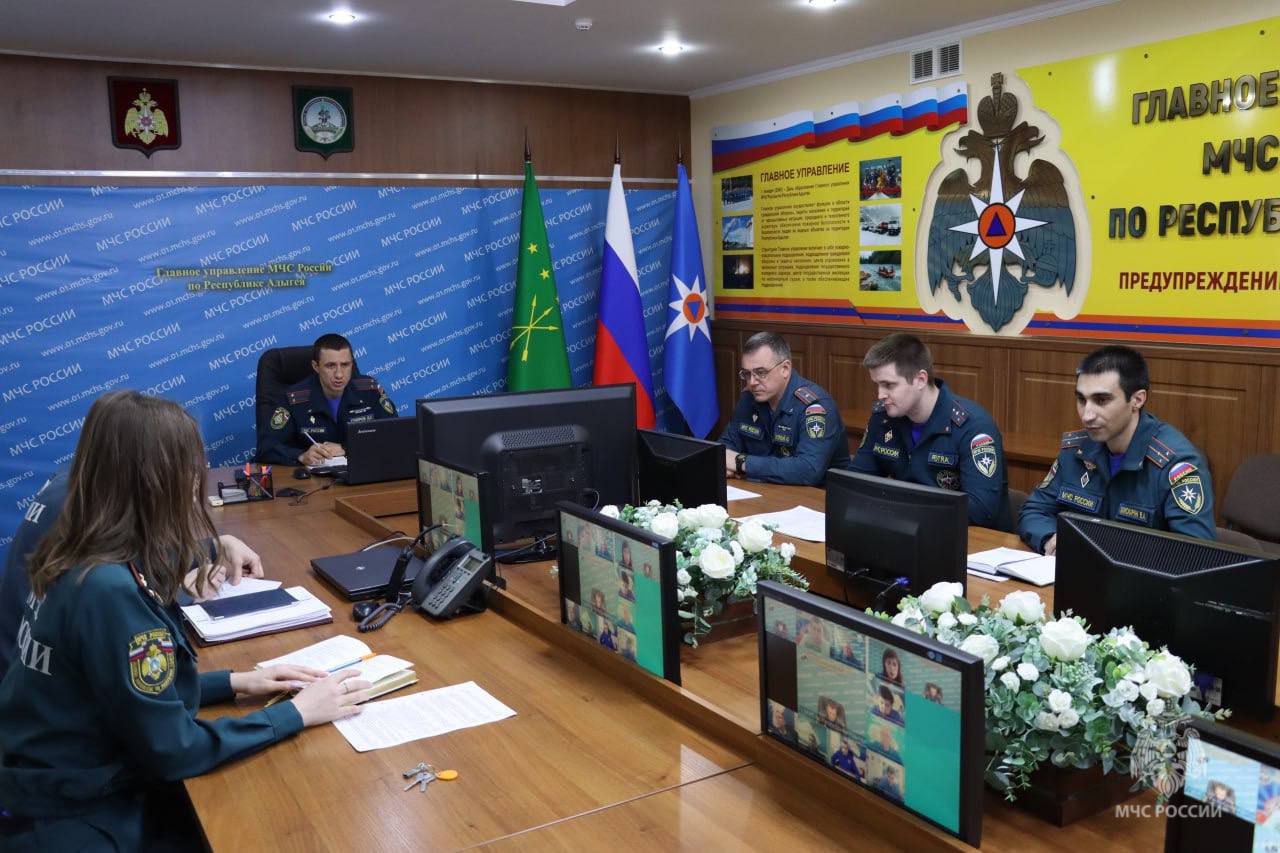 В Главном управлении состоялось подведение итогов деятельности единых дежурно диспетчерских служб муниципальных образований за октябрь 2025 года В соответствии с планом проведения мероприятия были рассмотрены результаты оперативного реагирования на социально значимые происшествия доведен анализ проведения тренировок а также подведены итоги месячной работы по развитию ЕДДС муниципальных образований По результатам работы определены основные задачи деятельности службы в ноябре 2025 года особое внимание обращено на вопросы организации профессиональной подготовки диспетчеров ЕДДС МЧС Республики Адыгея Подписывайся на МЧС России в MAX ВК
