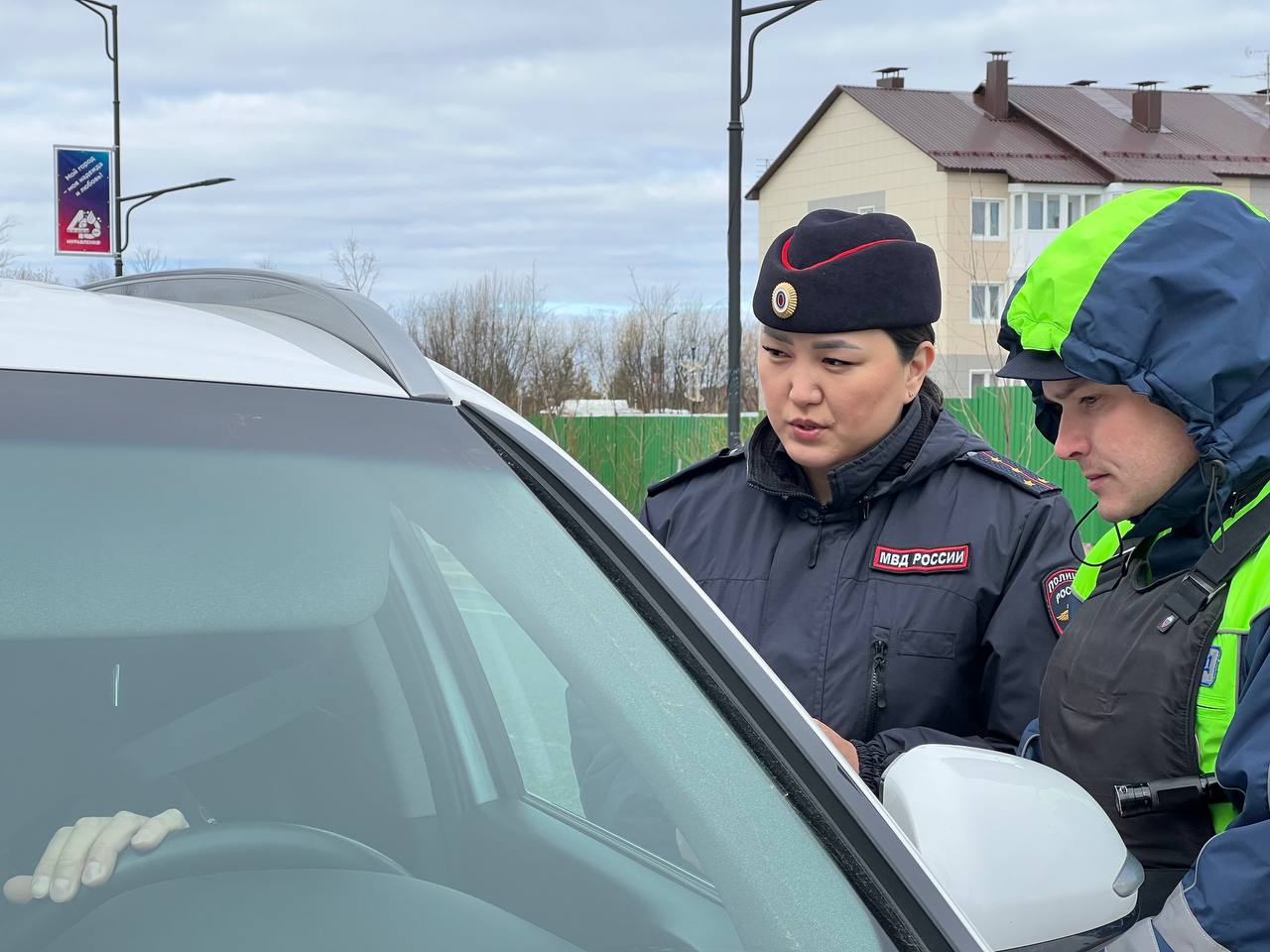  В Муравленко автоинспекторы «Ребенок - главный пассажир!». В ходе мероприятия сотрудники Госавтоинспекции осуществляли проверки транспортных средств на дорогах города, уделяя особое внимание соблюдению водителями правил перевозки детей. Инспекторы разъясняли водителям необходимость использования детских удерживающих устройств, соответствующих возрасту и весу ребенка, а также обращали внимание на правильность установки и фиксации этих устройств в автомобиле. Водителям были вручены тематические памятки с информацией о правилах безопасной перевозки детей и важности соблюдения ПДД. #мвдроссии #полиция #гибддянао #гибдд #янао #муравленко