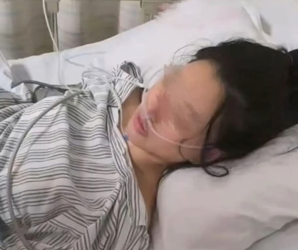 Китаянка выжила благодаря силиконовым имплантам в груди, — South China Morning Post Скрывающийся от полиции преступник ворвался в машину 30-летней Ма и стал требовать отвезти его из Ханчжоу в другой город, а затем начал вымогать деньги. Женщина улучила момент и незаметно послала сигнал SOS. Прибытие полиции спровоцировало преступника и он начал наносить удары ножом в грудь жертвы. Лишь одно ножевое ранение достигло легкого, а остальные удары приняли на себя силиконовые импланты. Преступник погиб при задержании. Регнум