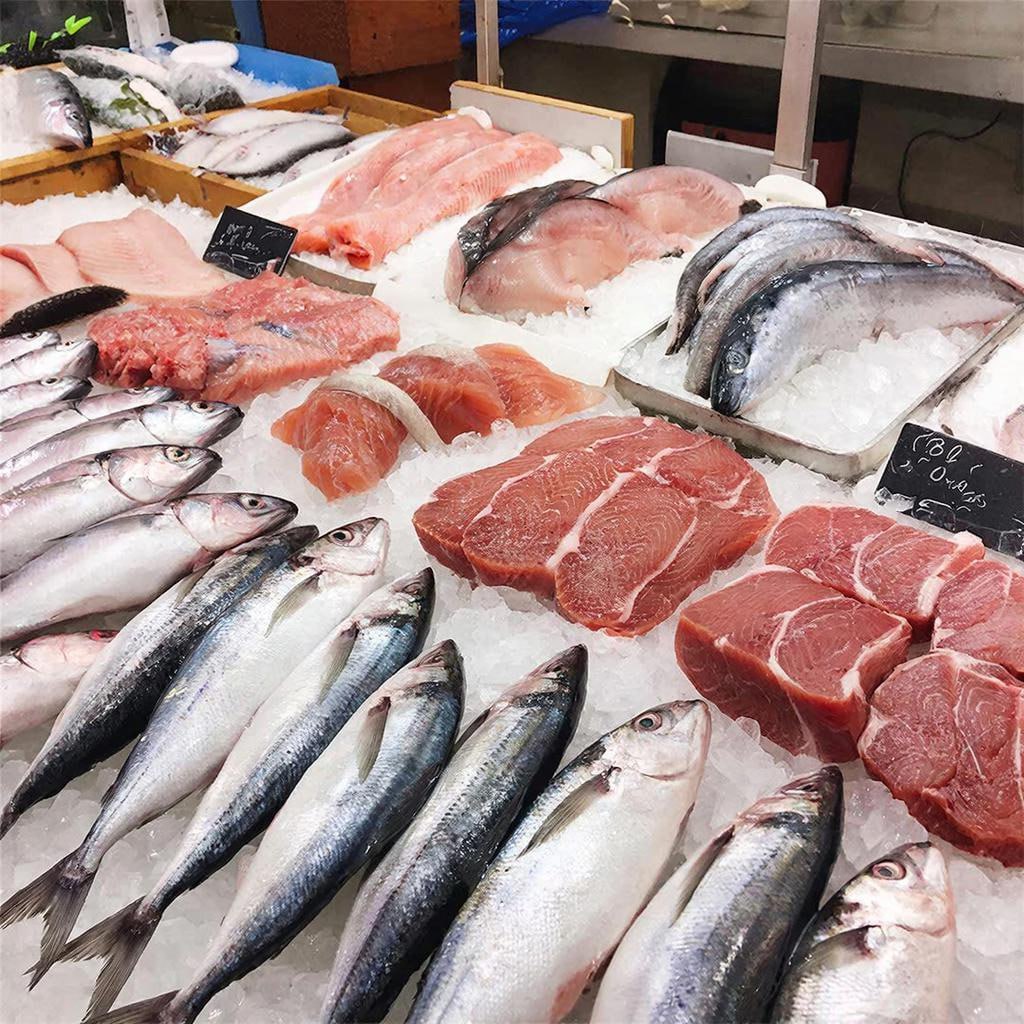 Рыбу вытянул минтай Как россияне покупают рыбу в том числе минтай Сравнение за 4 кв 2025 4 кв 2024 РФ сетевые и несетевые торговые точки онлайн офлайн Рыба и морепродукты категория в целом медианная цена за упаковку 520 руб на 16 выше уровня прошлого года Число покупок выше на 2 в сравнении год к году Продажи в денежном выражении увеличились на 18 В том числе минтай и продукты из минтая медианная цена 248 руб на 9 5 выше уровня прошлого года Число покупок выше на 5 в сравнении год к году Продажи в денежном выражении увеличились на 15 Охлажденный минтай медианная цена 369 руб на 22 выше уровня прошлого года Число покупок выше на 6 в сравнении год к году Продажи в денежном выражении увеличились на 28 Замороженные полуфабрикаты из минтая медианная цена 233 руб на 12 выше уровня прошлого года Число покупок выше на 26 в сравнении год к году Продажи в денежном выражении увеличились на 38 Икра минтая белая икра медианная цена 148 руб на 1 выше уровня прошлого года Число покупок выше на 21 в сравнении год к году Продажи в денежном выражении увеличились на 30 Минтай занимает четверть рынка по числу покупок каждый 4 й рыбный чек содержит в себе минтай или его производные и пятую часть продаж в рыбной корзине Для сравнения курица обеспечивает 46 продаж мясной корзины Эти категории служат базой в потребительской корзине и демонстрируют рост в доле потребления Благодаря доступной цене минтай в 2025 году обеспечил прирост спроса во всей рыбной категории При этом драйверами индустрии стало развитие кулинарии в торговых сетях и сервиса доставки что повлекло повышенный интерес к салатам и паштетам А натуральность и честный состав крабовых палочек отсутствие прироста ценника придали высокий импульс продажам крабовых палочек в основе которых также лежит минтаевая масса На фоне подорожания охлажденной и замороженной рыбы в целом это сыграло определяющую роль в подъеме спроса на минтай и поддержало рост рыбного рынка в целом checkindex минтай рыба