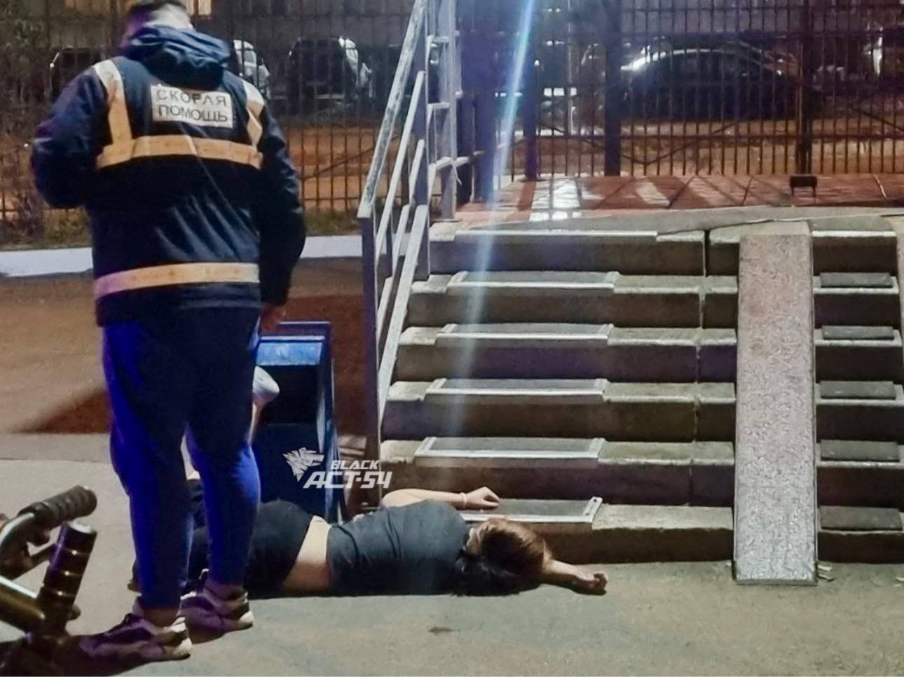 Девушка выпала с балкона на 11 этаже дома расположенного на улице Сержанта Коротаева сегодня около 21 часов По сообщению поступившему в редакцию АСТ 54 она скончалась до приезда автомобиля скорой помощи   Обновлено Наши подписчики уточнили возраст погибшей предположительно ей было 16 лет