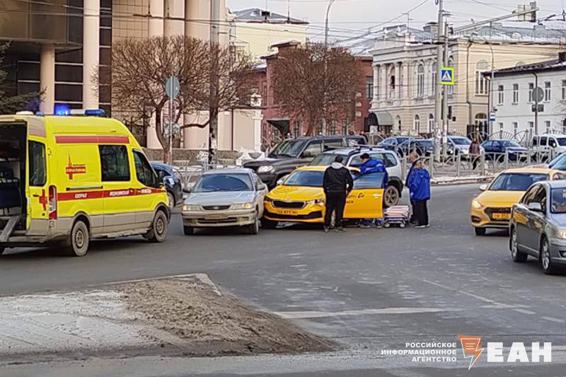 Обморок водителя такси спровоцировал ДТП в центре Екатеринбурга   Водителя «Яндекс.Такси» увезли в больницу на реанимобиле. Скорую пострадавшему вызвал водитель автомобиля, с которым произошло столкновение. К счастью, других пострадавших в происшествии нет.   Напомним, в новом законе о такси содержится правило, по которому все водители такси должны проходить медосвидетельствование перед выездом в рейс.