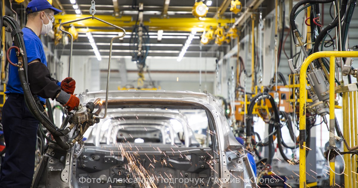 Может производить и продавать машины в Россию вернулся автоконцерн собиравший авто в Калининграде Kia и Mercedes зарегистрировали свои товарные знаки в России Южнокорейская компания подала заявки в Роспатент ещё в августе и в октябре 2024 года В январе 2026 года Роспатент принял решение о регистрации логотипов которое будет действовать до 2034 года Под своей маркой Kia собиравшая машины на заводе Автотор в Калининграде может продавать легковые автомобили моторные лодки велосипеды а также осуществлять электронную передачу автомобильной информации и данных Mercedes Benz согласно регистрационным документам также может производить и продавать как автомобили так и запчасти от них на территории России