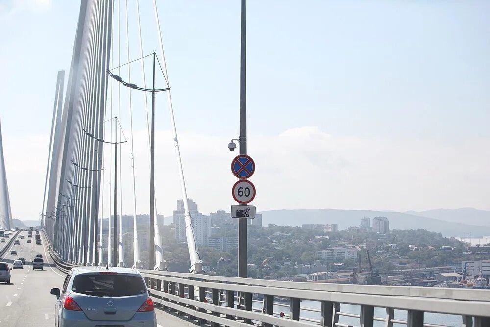 В ГАИ предложили удвоить количество камер на дорогах Приморья до 2030 года Начальник управления Сергей Сбродов уже направил соответствующее обращение губернатору региона с просьбой о финансировании Планируется установить еще 300 комплексов фотовидеофиксации уделив особое внимание местам концентрации ДТП и федеральной трассе А 370 Уссури Сейчас в крае уже работает 300 приборов которые за 2025 год заработали 1 7 миллиарда рублей штрафов Всего было вынесено более 1 8 миллиона постановлений причем абсолютным лидером среди нарушений остается превышение скорости на него приходится почти 89 всех зафиксированных случаев Хотите поделиться новостью Написать в Приморье Онлайн