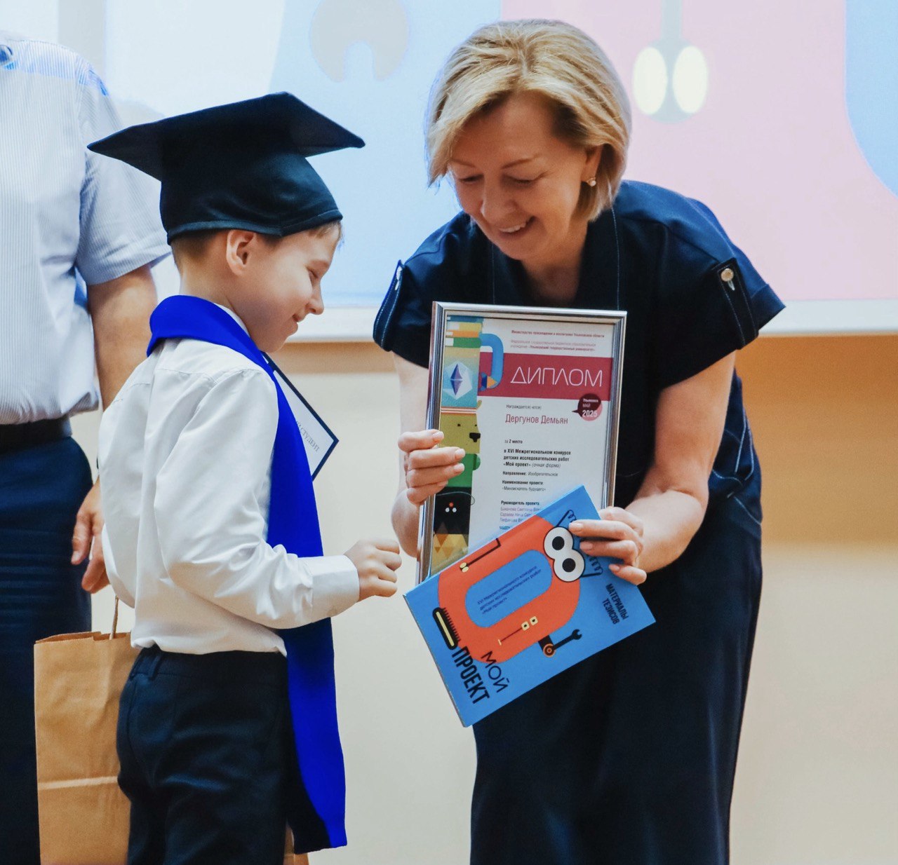 В Ульяновской области подвели итоги межрегионального конкурса «Мой проект» Торжественная церемония награждения победителей и призеров состязания состоялась на базе УлГУ. Участниками очного и заочного этапов состязания стали порядка 600 ребят из 40 регионов страны. Из них в очном формате выступили 57 человек. Воспитанники детских садов в возрасте 5-7 лет представили собственные исследовательские проекты. По итогам состязания были названы имена 32 призёров очного этапа конкурса. Ими стали воспитанники детских садов Мелекесского, Сенгилеевского, Чердаклинского, Цильнинского районов, Димитровграда и Ульяновска. Абсолютными победителями стали воспитанники димитровградского детского сада №54 «Рябинка» Алексей Пимеруков и Даниил Ямкин. Участников поздравили заместитель министра просвещения Ульяновской области Ирина Киселева, заместитель председателя Комитета Государственной Думы РФ по науке и высшему образованию, почётный профессор УлГУ Владимир Кононов и ректор УлГУ Борис Костишко.