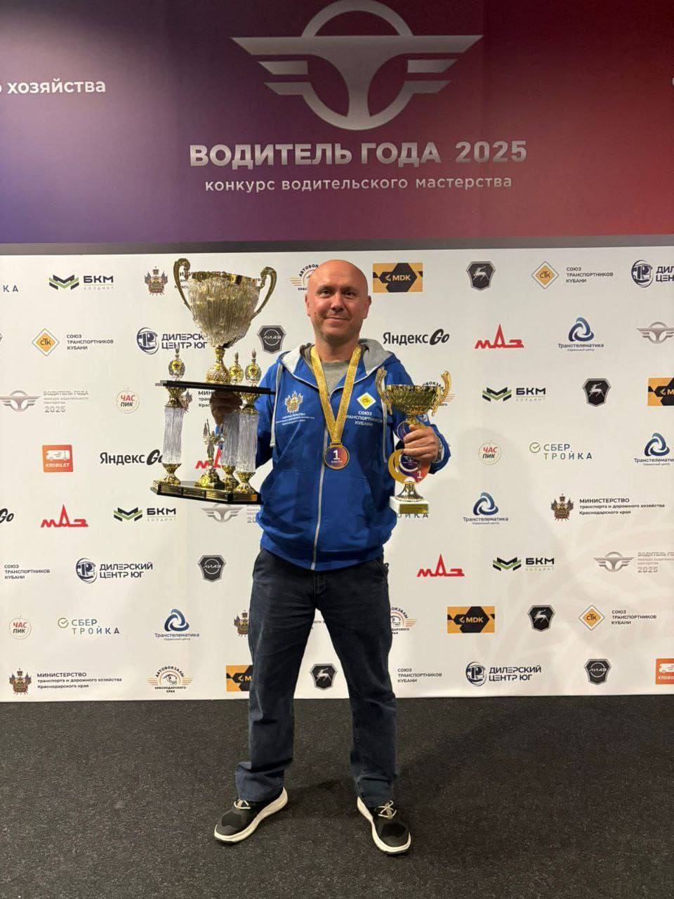 Ейский водитель стал победителем VIII межрегиональном конкурсе водительского мастерства Водитель года 2025 Бардаков Александр ООО Трансрейс стал абсолютным победителем в малом классе продемонстрировав отличные знания правил дорожного движения и высокое мастерство вождения Он показал наилучшие результаты выполнив практические задания быстрее и точнее всех участников своей категории За 8 лет география конкурса охватила регионы от Хабаровска и Калининграда Водитель года продолжает расширять свои горизонты В этом году на гоночной трассе впервые состязались участники из Беларуси Запорожья и Республики Адыгея Уже четвертый год подряд ейские водители демонстрируют высокий уровень мастерства прославляя родной город Поздравляем Александра Бардакова с победой и желаем всем водителям общественного транспорта Ейского района успехов на работе