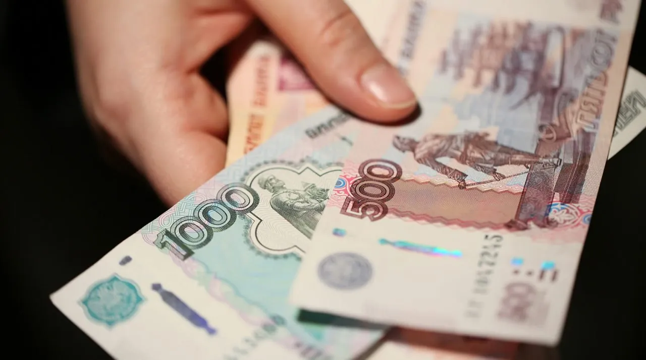 Россияне резко нарастили использование наличных Речь идет о большинстве регионов подобная тенденция в прошлом году наблюдалась в 69 субъектах В числе лидеров отдающих предпочтение наличным деньгам оказались Ставропольский край и Севастополь следует из данных ЦБ Также в пятерку вошли Камчатский край Воронежская и Псковская области За ними следуют Самарская Ленинградская и Волгоградская области В январе 2026 года россияне сняли с банковских карт и счетов рекордные за последние годы 1 6 трлн рублей При этом около 34 опрошенных россиян заявляют что предпочитают наличные для обеспечения сохранности своих сбережений и личного контроля над капиталом Россия наличные оборот Подпишись lomovkaa