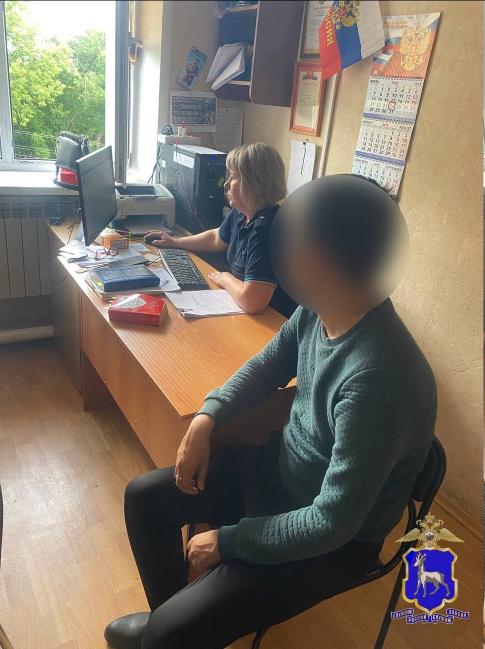 В Сергиевске направлено в суд дело о краже с банковской карты. Местный житель стал фигурантом уголовного дела после кражи 3000 рублей с карты приятеля. Инцидент произошел в развлекательном заведении, где злоумышленник, воспользовавшись тем, что владелец телефона отвлекся, перевел деньги себе на счет через банковское приложение. Подозреваемый - ранее судимый молодой человек 1998 года рождения задержан сотрудниками полиции. Он признал вину и сообщил, что потратил украденные средства на личные нужды. Уголовное дело направлено в суд. Обвиняемый возместил потерпевшему причиненный ущерб.