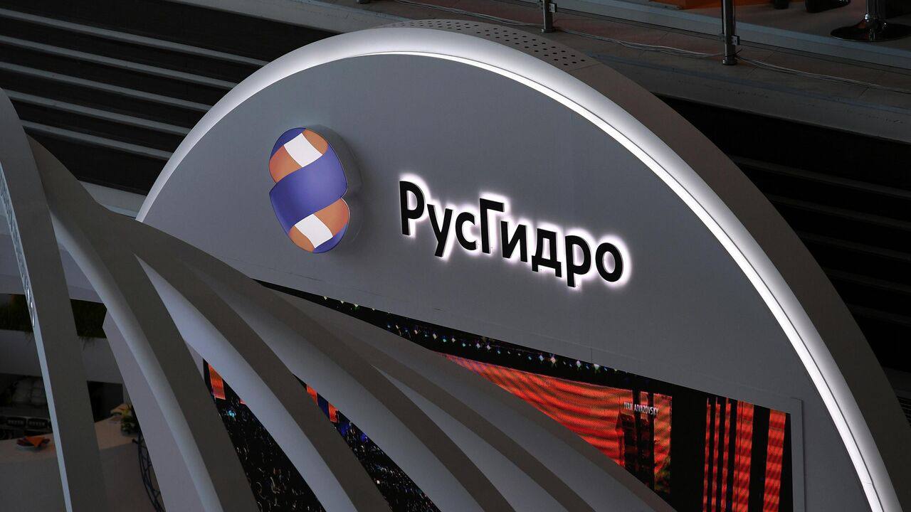 Переезд «РусГидро» в штаб-квартиру в Красноярске наметили на июль этого года. Информацию ТАСС официально подтвердили в компании Слухи о планах по переезду «РусГидро» в место регистрации холдинга начали ходить еще в 2021 году. Лишь в 2023 году информацию официально подтвердил глава компании. Для масштабной релокации корпорация специально купила здание на Театральной площади Красноярска. Это Борус