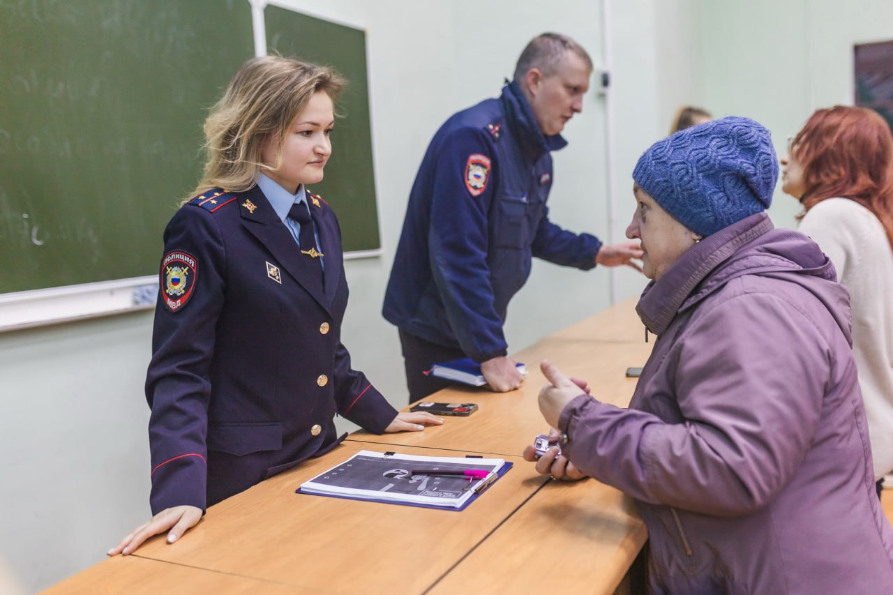 Полицейские ОМВД России по Костромскому району научили преподавателей ВУЗа противостоять телефонным аферистам.  За парты пересели более 100 педагогов. В роли преподавателей выступили полицейские, специализирующиеся на выявлении и раскрытии дистанционных преступлений.  Они поделились информацией об основных схемах, которые используют мошенники, и дали советы, как избежать обмана.  Полицейские сделали акцент на алгоритме поведения при поступлении звонка с незнакомого номера. Если есть возможность, то проигнорировать сообщение. Если ответить все-таки пришлось, то отнестись к информации критически.  После завершения основной части лекции многие слушатели получили исчерпывающие индивидуальные консультации, которые помогли им лучше разобраться в распространенных схемах обмана.  В течение года аналогичные мероприятия будут проходить во всех населенных пунктах региона. Задача стражей правопорядка – предупредить как можно больше жителей области.  #мвд #КостромскаяОбласть #стопМошенник