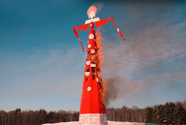 В Подмосковье сожгли 25 метровое чучело Масленицы Для создания конструкции понадобилось три недели 800 метров бруса 250 метров ткани и три тонны сена Фигура была установлена в музее заповеднике Горки Ленинские сообщили в пресс службе министерства культуры Там добавили что высота конструкции превысила пятиэтажный дом Подписаться на Говорит Москва Telegram VK MAX
