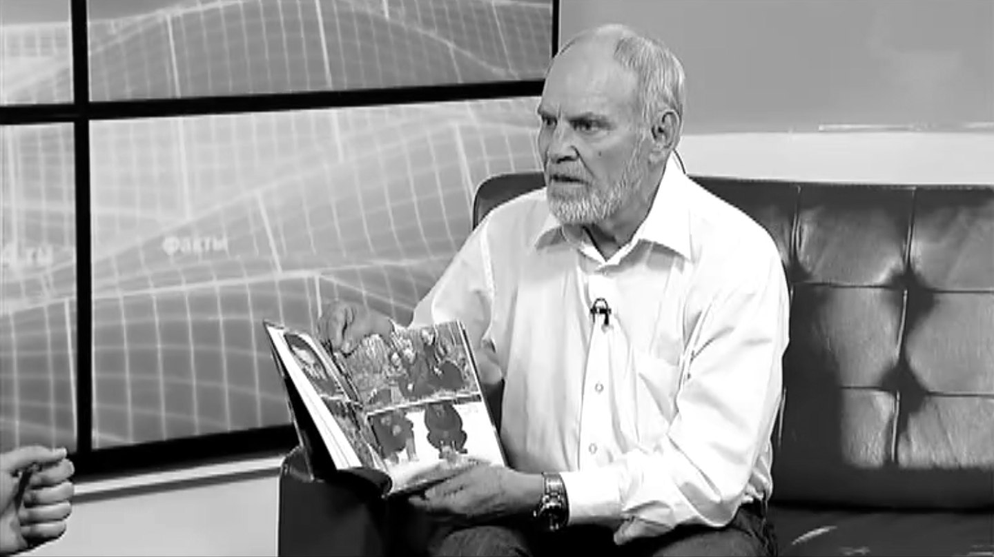 Ушел из жизни оператор фильмов Василия Шукшина В возрасте 90 лет скончался Анатолий Дмитриевич Заболоцкий кинооператор режиссер фотохудожник заслуженный деятель искусств РСФСР Анатолий Дмитриевич был кинооператором легендарных фильмов Печки лавочки и Калина красная Более того с нашим земляком Василием Шукшиным его связывали дружеские отношения На протяжении многих лет он добросовестно трудился заслужив уважение и признание коллег являлся активным дарителем музея заповедника В М Шукшина Его коллекции фотографий и книги хранятся в фондах нашего музея отметили в пресс службе мемориального музея в Сростках По данным из открытых источников в декабре у Анатолия Дмитриевича случился инсульт после которого он впал в кому и скончался в больнице 16 января В 2019 году Катунь 24 записала эксклюзивное интервью с Анатолием Дмитриевичем Смотрите по ссылке Фото Катунь 24