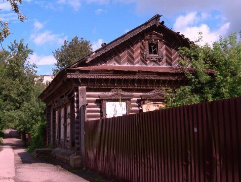 Дом купца Синельникова в Калуге требует срочной реставрации В Калуге под угрозой разрушения оказался один из редких памятников деревянного зодчества - дом купца Синельникова на улице Никитина. Здание конца XIX века признано объектом культурного наследия местного значения. Но сегодня памятник находится в аварийном состоянии. Специалисты предупреждают, что без реставрации этот дом может исчезнуть