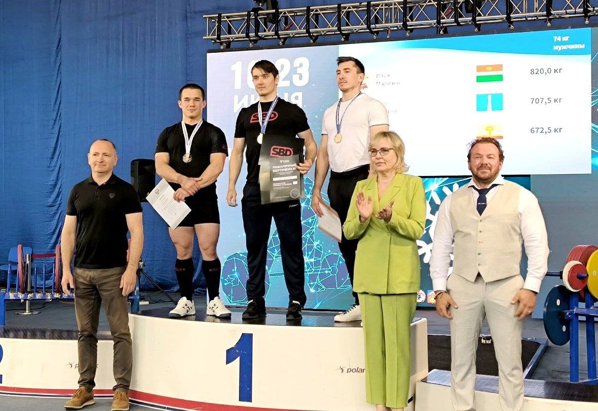 На чемпионате России по пауэрлифтингу представители Чувашии стали бронзовыми призерами Награды на соревнованиях, проходивших в Мурманске по программе классического троеборья при участии более 170 сильнейших спортсменов из 54 регионов страны, завоевали мастера спорта России Сергей Тарасов и Александр Эриванов. Тарасов, выступая в весовой категории до 74 кг, показал результат 672,5 кг в сумме трех испытаний приседание, жим лежа и становая тяга , а Эриванов поднял 735 кг в весовой категории до 83 кг. «Поздравляю спортсменов и наставников! Вы показали хорошую командную работу и высокую технику!» - отметил министр спорта Чувашии Василий Петров в своем телеграм-канале.