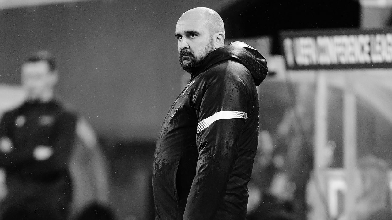 Главный тренер умер потеряв сознание сегодня во время матча чемпионата Сербии 44 летнему наставнику клуба Раднички Крагуевац Младену Жижовичу стало плохо в середине первого тайма матча против Младоста Его доставили в больницу но усилия врачей оказались тщетны Еще до перерыва судья остановил игру и сообщил о смерти тренера после чего многие футболисты схватились за головы и рухнули на газон Жижович тренировал команду с 23 октября