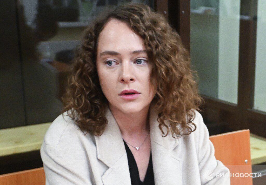 Актриса Аглая Тарасова которая была задержана в аэропорту Домодедово с вейпом внутри которого обнаружили масло каннабиса в суде заявила что вейп ей подарили Она также добавила что не знала точно что именно находится внутри устройства Russia News Подпишись