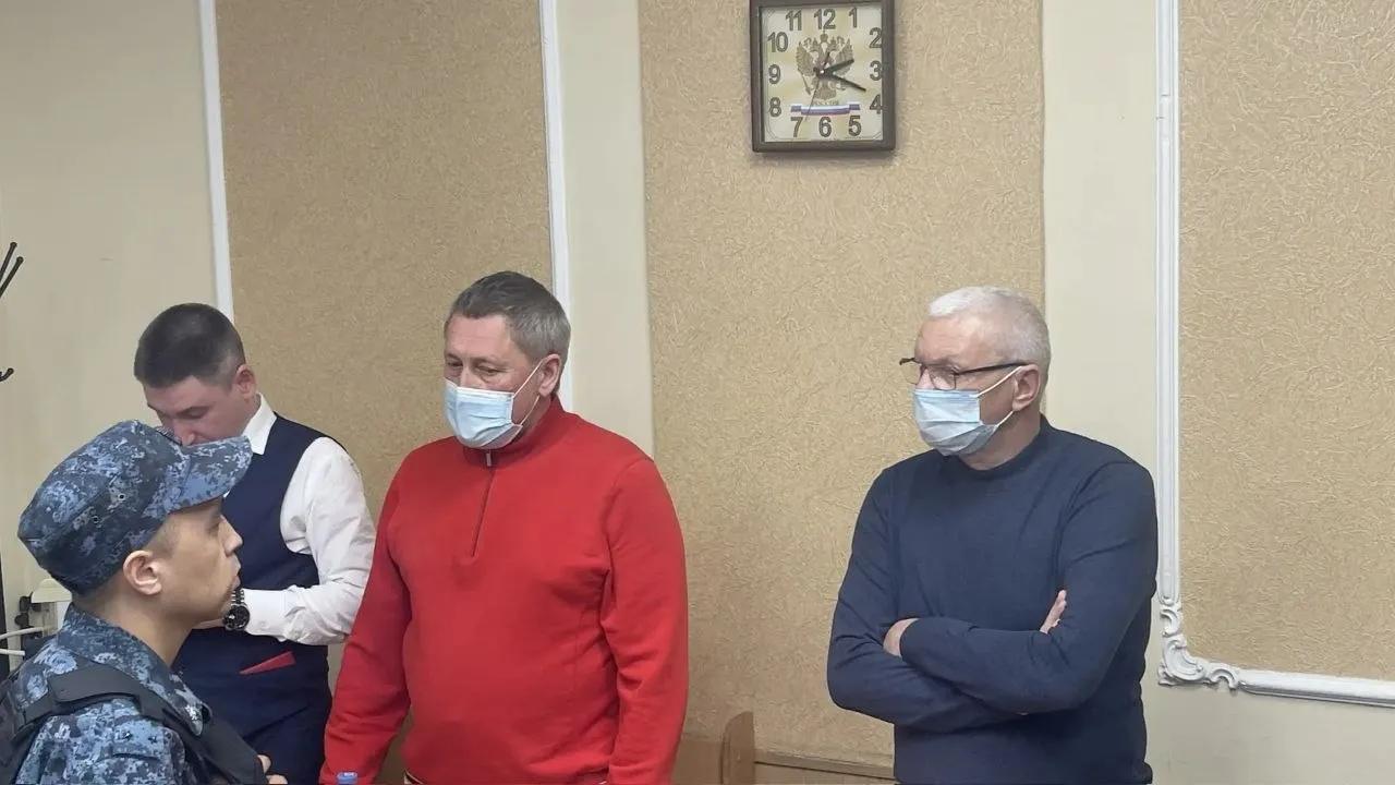 В Оренбурге вынесли приговор бывшему замминистра культуры региона Анатолию Чахееву и бизнесмену Владимиру Редину В регионе осудили бывшего замминистра культуры Анатолия Чахеева и руководителя компании Владимира Редина По данным прокуратуры Оренбургской области Чахеев получил от Редина стройматериалы на 999 тыс рублей взятка за покровительство и с 2012 года давал указания подчиненным принимать некачественные работы по контрактам знакомых предпринимателей Редин по данным следствия внёс ложные сведения в акты ремонта двух домов культуры причинив ущерб бюджету более 4 млн рублей Приговор Чахеев 4 года условно штраф 3 5 млн руб запрет на госслужбу 5 лет конфискация 999 тыс руб Редин 2 года колонии строгого режима штраф 2 5 млн руб запрет на распорядительные функции в коммерции 3 года также с него взыщут ущерб Прокуратура даст оценку приговору и решит обжаловать ли его ВЕСТИ ОРЕНБУРЖЬЯ в telegram в MAX ВКонтакте