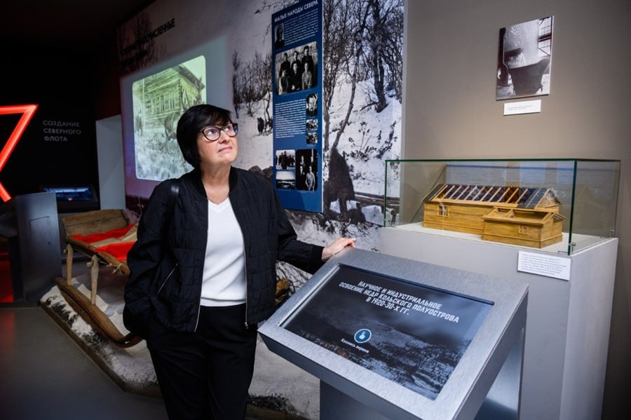 В Мурманске прошла экспертная сессия арктических и этнографических музеев России В Мурманском краеведческом музее впервые состоялась объединённая выездная сессия Секции арктических музеев и Ассоциации этнографических музеев России Специалисты из разных регионов обсудили реконструкцию музейных зданий создание современных экспозиций и внедрение мультимедиа Особое внимание уделили обновлённым залам музея Одним из ключевых событий стало подписание соглашения о партнёрстве между Мурманским областным и Таймырским краеведческими музеями Для нас большая честь принимать у себя таких выдающихся специалистов музейного дела Мы рады поделиться нашим опытом масштабного преобразования и я уверена что обновленные стены старейшего музея Кольского Заполярья станут плодотворной площадкой для профессионального диалога и рождения новых совместных проектов сказала директор Мурманского областного краеведческого музея Елена Химчук Фото Министерство культуры Мурманской области