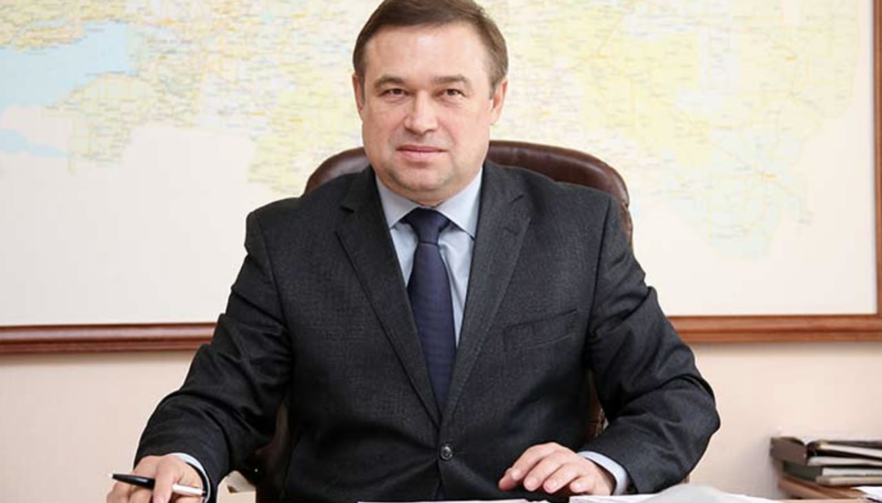 Суд продлил арест экс замгубернатора Ростовской области Виктора Гончарова Суд удовлетворил ходатайство следствия и продлил срок содержания под стражей бывшего первого заместителя губернатора Ростовской области Виктора Гончарова Он останется в СИЗО до 4 января 2026 года Об этом пишет Коммерсн со ссылкой на объединенную пресс службуа судов региона Уголовное дело в отношении Виктора Гончарова расследуется с февраля 2025 года Его обвиняют в превышении должностных полномочий По версии следствия обвинение связано с делом бывшего министра сельского хозяйства региона Константина Рачаловского который также проходит по тому же уголовному эпизоду Следствие считает что Гончаров причастен к незаконной выдаче субсидий предприятиям находившимся в трудном финансовом положении и впоследствии обанкротившимся Предварительный ущерб бюджету области оценивается в 156 миллионов рублей Расследование уголовного дела продолжается Подписаться на Новости Ростова Прислать новость Мы в Max rostovnews61