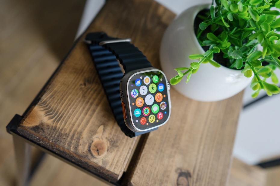 Нет, Apple не забыла о юбилее Apple Watch, и готовит для фанатов нечто особенное  На прошедшей сентябрьской презентации компания, вопреки ожиданиям фанатов, почти не уделила внимания этой круглой дате. Десятая серия Apple Watch тоже оказалась довольно проходной и даже не предложила новый дизайн. Кто-то мог заключить, что, ввиду дефицита идей и нововведений, Apple решила «спустить на тормозах» этот юбилей. Но есть причины думать иначе.   В коде последней свежей бета-версии iOS 18.2 были найдены упоминания «празднования десятилетия». Они сопровождаются ссылками на неизвестные до сих пор достижения, и инсайдеры полагают, что компания запланировала активити-челлендж с наградами для всех пользователей Apple Watch. Всё это может случиться не в 2024-м, а в 2025-м; дело в том, что оригинальные часы были представлены в 2014 году, но в продажу поступили лишь в 2015-м.   Таким образом десятилетие может быть приурочено не к текущему, а к следующему году. А значит, помимо программного «празднования» мы еще можем увидеть совершенно новые часы, как это было с iPhone X.