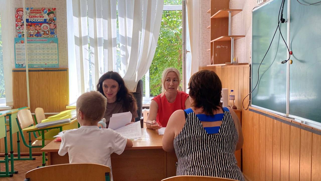 Высококвалифицированные врачи из столичных больниц проведут прием детей в Херсонской области при содействии Единой России   Специалисты направлены для оказания помощи детям с ограниченными возможностями здоровья и инвалидностью Они проведут прием 3 и 4 октября в Скадовске В составе группы невролог психолог логопед психиатр высокой квалификации и с большим опытом работы График приема   03 октября г Скадовск ул Сергеевская 20 помещение поликлиники каб 6 10 14 Прием ведут психолог логопед психиатр Время приема 09 00 17 00 Прием ведут невролог Время приема 12 00 17 00   04 октября г Скадовск ул Сергеевская 20 помещение поликлиники каб 6 10 14 Прием ведут психолог логопед психиатр невролог Время приема 09 00 17 00 Выезд медиков организовал Штаб по гуманитарному сотрудничеству при Генеральном совете Единой России под руководством Анны Юрьевны Кузнецовой по инициативе Комиссии Генсовета партии по защите материнства детства и поддержке семьи и по проекту Здоровое будущее Прием проводится для детей с ментальными нарушениями в том числе с задержкой психического развития расстройством аутистического спектра Обследования включают осмотры консультации диагностику рекомендации по сопровождению и развитию ребенка ЕдинаяРоссия ЗдоровоеБудущее