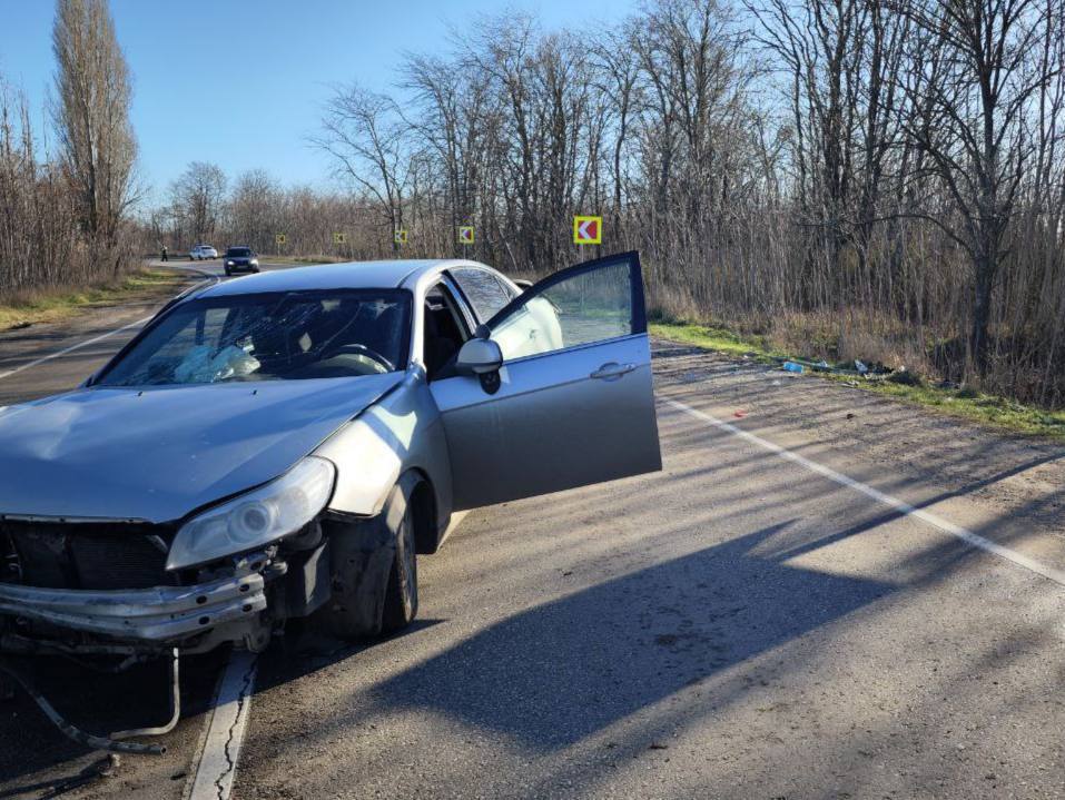 В Крыму виновница ДТП, в котором погибло двое детей, пойдет под суд Авария произошла 2 января на трассе между сёлами Ильичева и Шахтино. Водитель «Шевроле Эпика» выехал на встречную полосу и столкнулся с автомобилем «ВАЗ». Трое пассажиров «ВАЗа», в том числе дети 2018 и 2023 года, погибли на месте, сообщили в прокуратуре Крыма. Уголовное дело направлено в суд. : Прокуратура РК ВЕСТИ КРЫМ