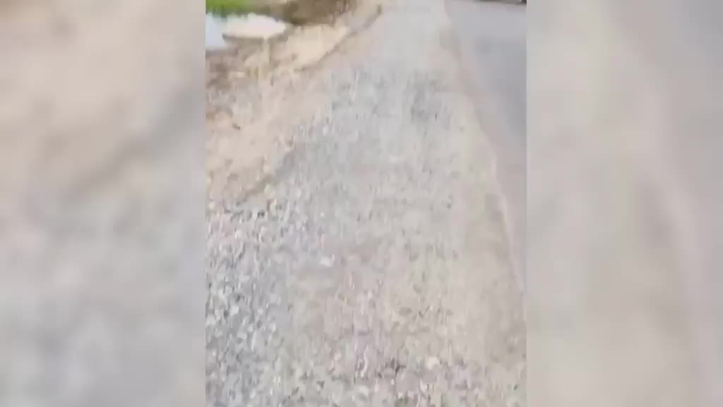 В Губкинском экскаватор засыпал дорогу, предположительно из-за задержки зарплаты