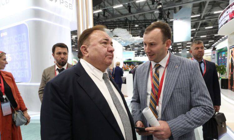 В Ингушетии принята программа господдержки ремесленников Правительство республики утвердило масштабную программу поддержки народных художественных промыслов НХП . Ключевые меры: Создание художественно-экспертного совета: Будет проводить экспертизу изделий и регистрировать мастеров и организации НХП. Специальный статус для предприятий НХП: Предприятия, производящие более 50% продукции НХП, получат доступ к федеральному и региональному финансированию. Финансовая помощь: Средства можно будет направить на модернизацию, закупку сырья, маркетинг и продвижение. Площадки для выставок и мастер-классов: Ранее обсуждался вопрос предоставления ремесленникам специализированных площадок. Цели программы: Возрождение традиционных ремесел. Поддержка малого и среднего бизнеса. Повышение инвестиционной привлекательности региона. Создание новых рабочих мест. Сохранение культурного наследия. Глава республики Махмуд-Али Калиматов подчеркнул важность народных промыслов как части культуры и экономического ресурса Ингушетии. Программа разработана по инициативе Уполномоченного по правам предпринимателей Зелимхана Дзаурова. Правительство Ингушетии