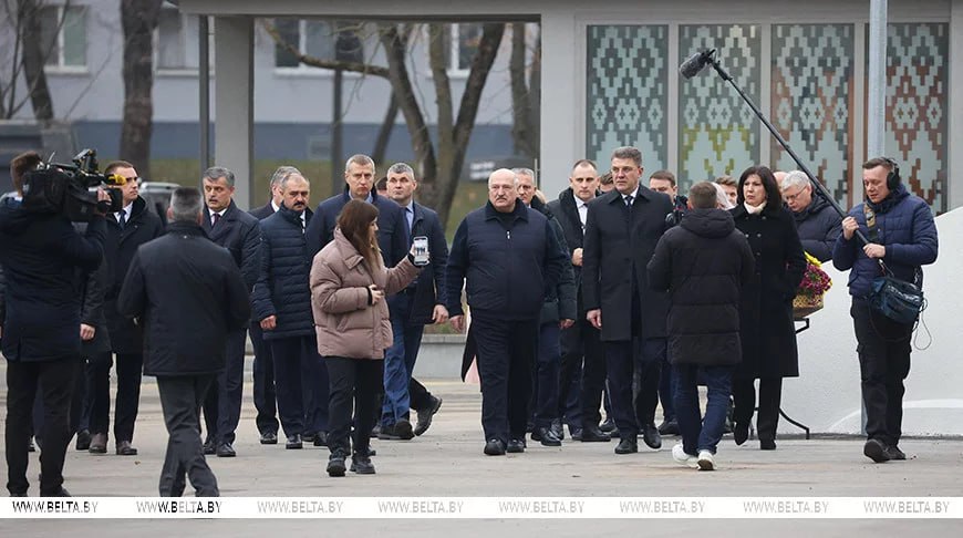 Александр Лукашенко обозначил сроки завершения работ на двух заводах и НВЦ в Минске.  Как доложили Президенту, на «МотоВелоЗаводе» идет установка оборудования, в начале 2025 г. объект будет готов.   Давайте договоримся, что мы их немножко подстегнем, чтобы они побыстрее налаживали оборудование. И где-то к выборам народу подарим. Думаю, в январе мы справимся.  По его словам, также в ближайшие месяцы нужно завершить строительство завода по производству автобусов «МАЗ» и Национального выставочного центра.  Фото: БЕЛТА  #нашелучшее  #нашалепшае  «Минск-Новости» MINSKNEWS.BY Telegram Viber FB  VK Inst TikTok  YouTube