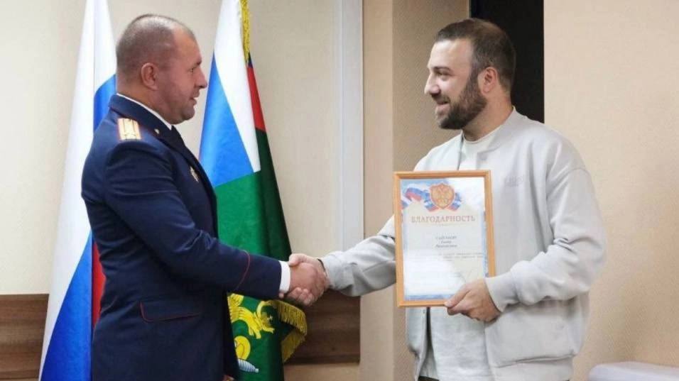 Россиянин спас девушку от насильника мигранта и был награждён 17 августа Гасан Садулаев услышал крики и поспешил на помощь Он обнаружил что девушка подверглась нападению со стороны нетрезвого иностранца Благодаря своевременному вмешательству неравнодушного гражданина злоумышленник был обезврежен Садулаев скрутил его и вызвал сотрудников полиции Вскоре после инцидента мужчине была вручена благодарственная грамота от следственных органов В тексте грамоты отмечалось что его действия являются образцом храбрости и человечности Правоохранительные органы выразили признательность за его активную позицию и вклад в поддержание общественного порядка