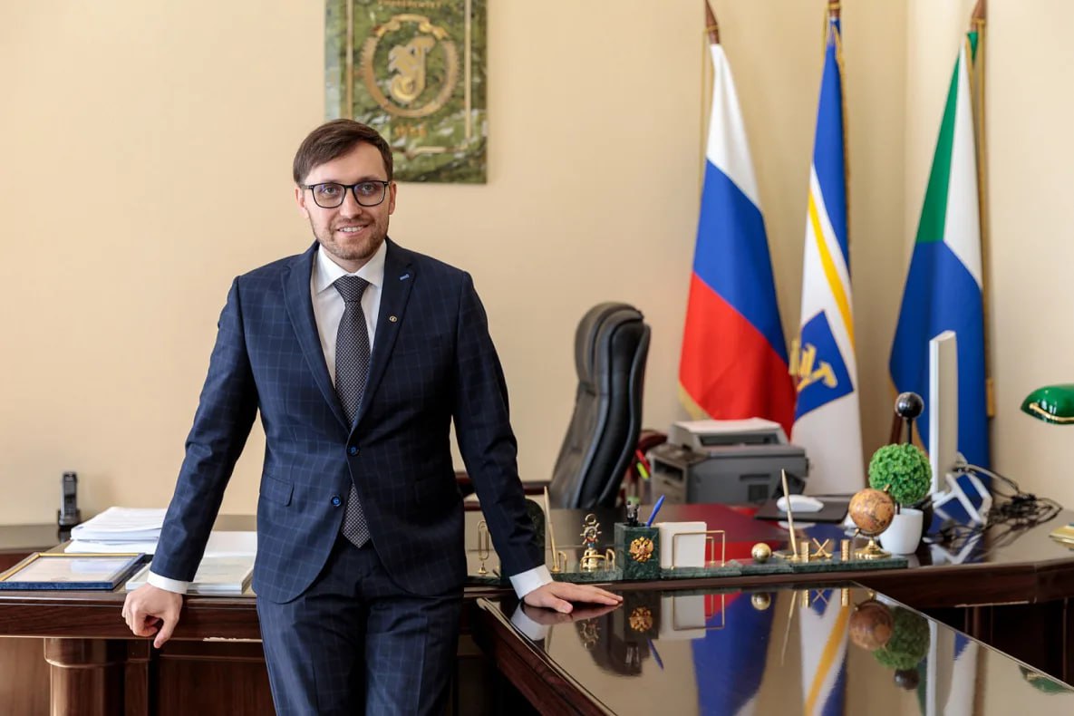 Среднемесячная зарплата ректора ТОГУ Хабаровск Юрия Марфина за 2024 г. - 507,1 тыс. рублей. Об этом свидетельствует отчет вуза. Среднемесячная заработная плата преподавателей ТОГУ - 97,8 тыс. рублей.
