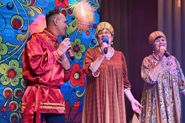 В Еткульском округе появился современный досуговый центр Губернатор Алексей Текслер оценил новое учреждение культуры в селе Каратабан и скверы в Еткуле.