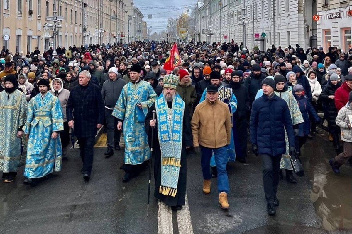 Опубликовано видео масштабного крестного хода в Твери  Тысячи людей прошли по улице Советской. Тверская епархия опубликовала видео общегородского крестного хода в Твери 4 ноября в честь праздника Казанской иконы Пресвятой Богородицы. Перед началом Крестного хода митрополит Тверской и Кашинский Амвросий совершил Божественную литургию в Спасо-Преображенском кафедральном соборе. Затем верующие прошли от храма до памятника святому…  #крестный_ход