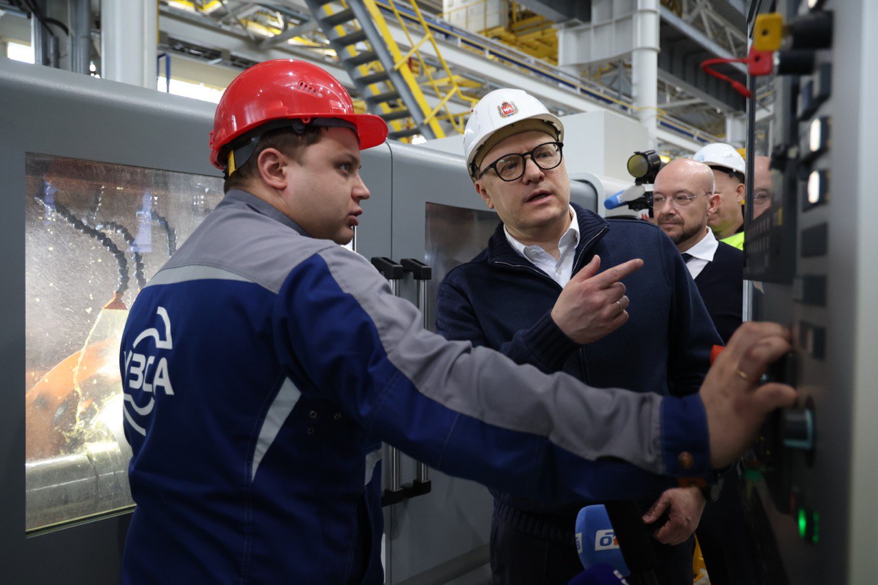 Текслер назвал первомай особенным праздником для Челябинска  Глава региона Алексей Текслер поздравил челябинцев с первым мая и объяснил, почему у жителей Южного Урала есть особые причины отмечать этот праздник.  — Наш регион всегда был трудовым, опорным для Отечества. Многие наши города и поселки сформировались вокруг металлургических заводов, предприятий добывающей и обрабатывающей отраслей. Крепкие и давние традиции имеет на Южном Урале сельское хозяйство, — отметил Алексей Текслер.  Губернатор подчеркнул, что поводы для гордости есть у людей всех профессий, от заводчан до сотрудников креативных индустрий: все настоящие специалисты Челябинска вносят свой вклад в развитие мегаполиса, Урала и России в целом.           Голосовать за канал