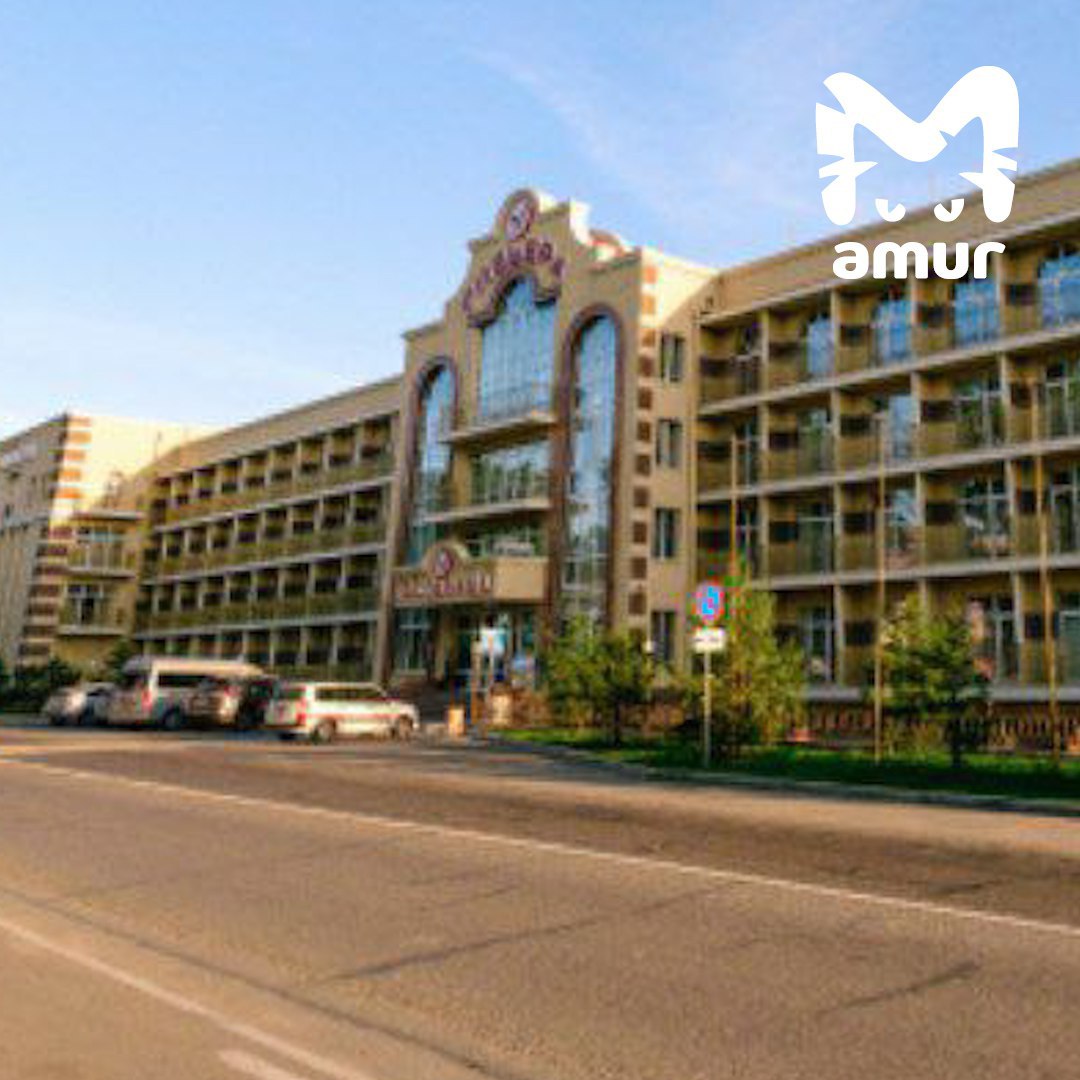 Закрылся гостиничный комплекс на Заимке Плюснина который принадлежал хабаровскому миллиардеру Руководство Ривьеры внезапно объявило об остановке деятельности Телефоны уже не отвечают дата открытия не называется Люди всерьёз волнуются из за броней на новогодние праздники Каникулы могут быть испорчены Комплекс и база часть империи покойного олигарха Игоря Неклюдова Скорее всего причина семейные разборки Именно из за этого уже закрывались кинотеатры Гигант Голливуд и Оскар Подписывайся на Amur Mash