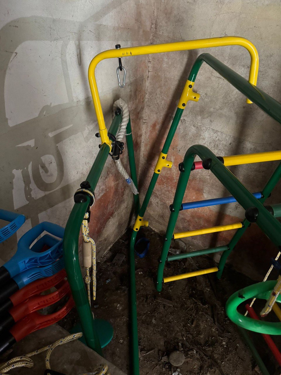 На Камчатке расследуют случай травмы ребенка в детском саду  Следственный отдел Петропавловска-Камчатского начал проверку по факту получения травмы 4-летней девочкой в дошкольном учреждении. Инцидент произошел утром 1 июля во время прогулки в детском саду.  По предварительной информации, на ребенка упала металлическая часть спортивного снаряда, в результате чего девочка получила травму зубов, сообщает "ЧП Камчатка".  В настоящее время следователи проводят комплекс мероприятий, направленных на установление всех обстоятельств произошедшего.  "По результатам проверки будет принято процессуальное решение в соответствии с требованиями уголовно-процессуального законодательства", - сообщили "ЧП Камчатка" в следственном отделе.