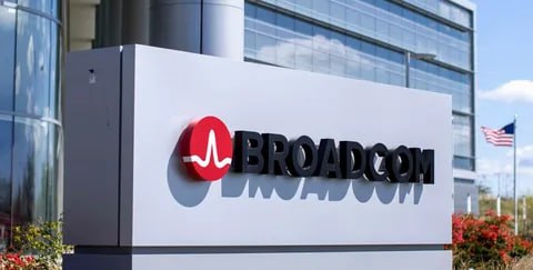 Акции Broadcom выросли на 6 после заключения сделки с OpenAI о производстве чипов а также соглашений с Nvidia и AMD AVGO В понедельник компании OpenAI и Broadcom объявили о совместном создании и внедрении 10 гигаватт специализированных ускорителей искусственного интеллекта в рамках более масштабных усилий отрасли по масштабированию инфраструктуры ИИ jkinvest news jkinvest